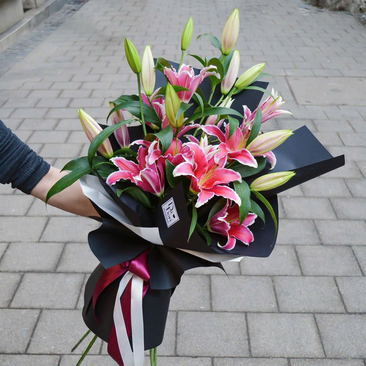 Bó hoa ly đỏ đẹp