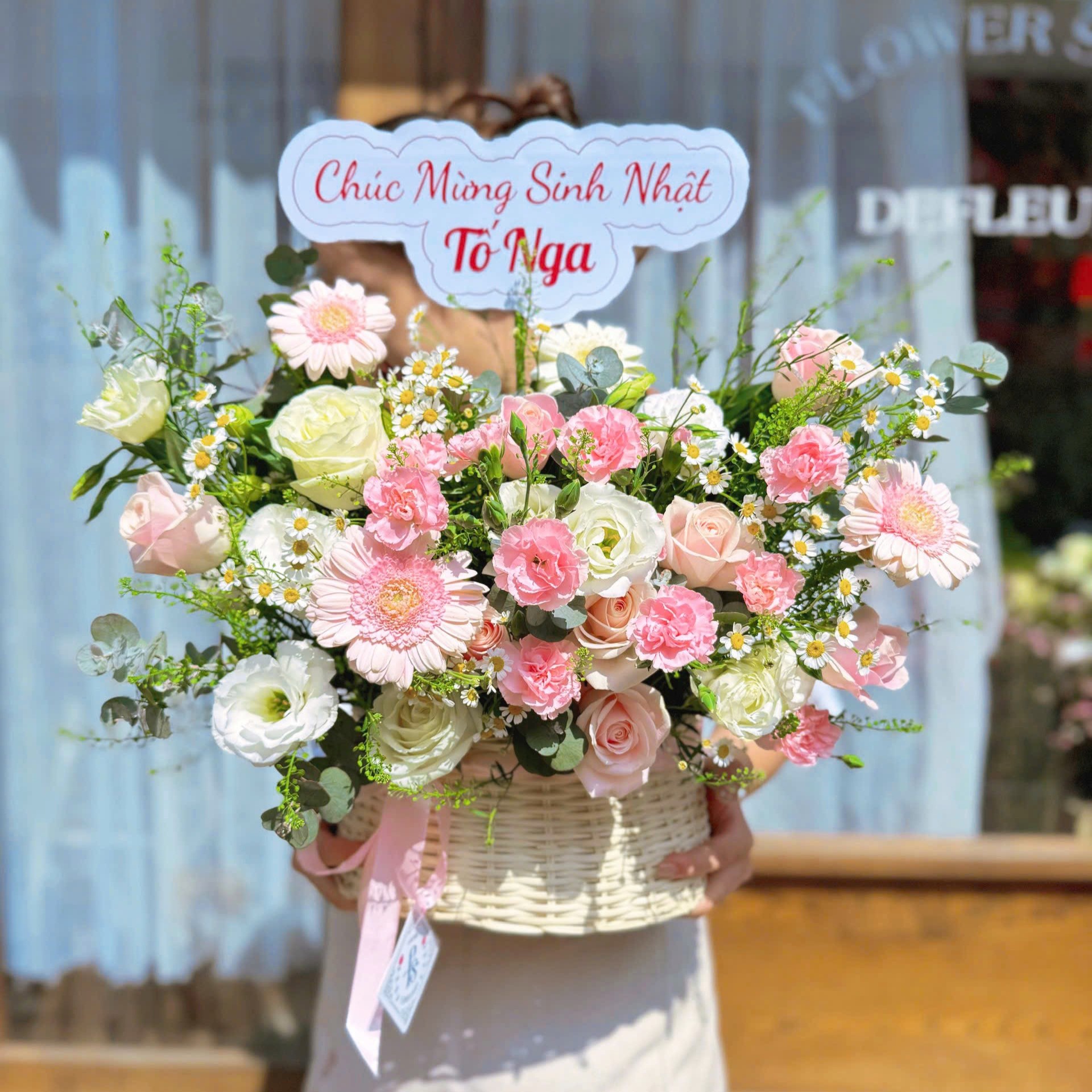 Giỏ hoa đồng tiền và hoa hồng