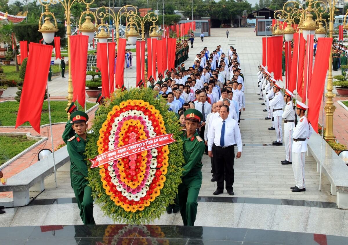 vòng hoa viếng liệt sỹ