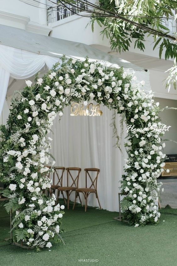 Cổng hoa cưới màu trắng