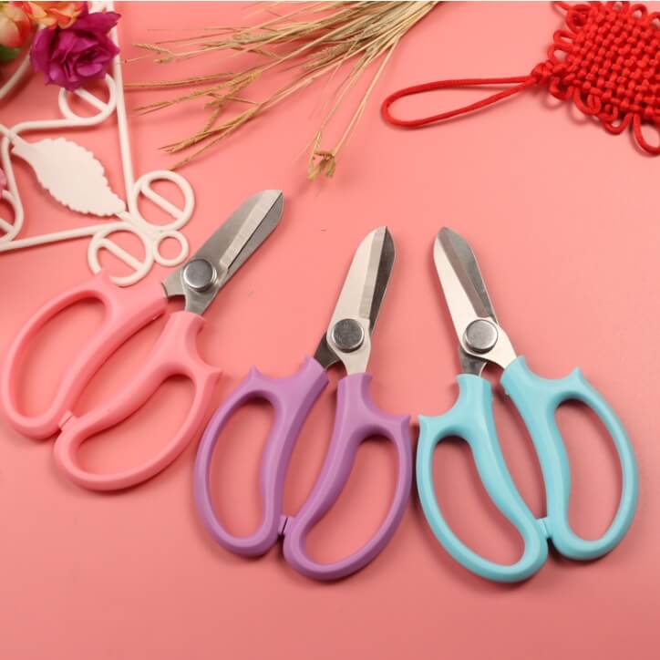 Chuẩn bị các dụng cụ cần thiết để bó hoa ly đẹp và ý nghĩa