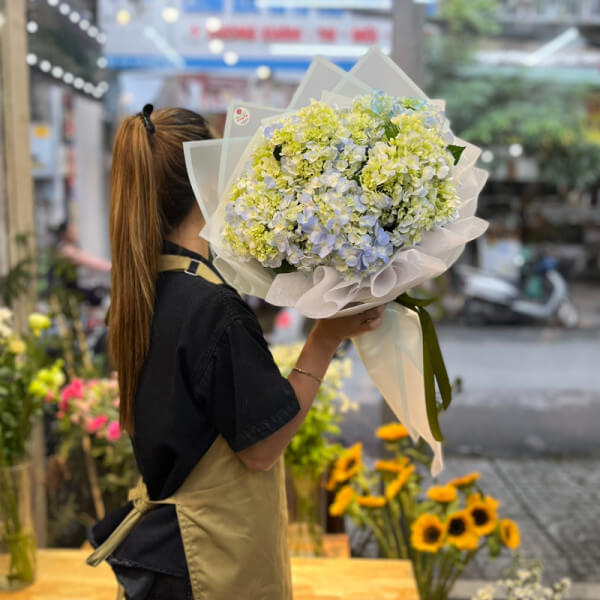 Hoa chúc mừng ca sĩ