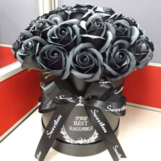 Bó hoa sáp màu đen