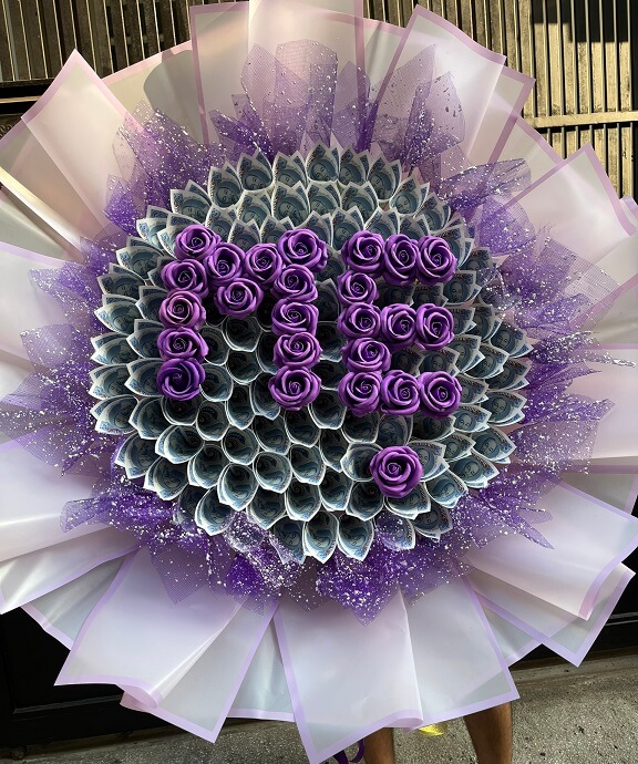 Bó hoa tiền màu tím