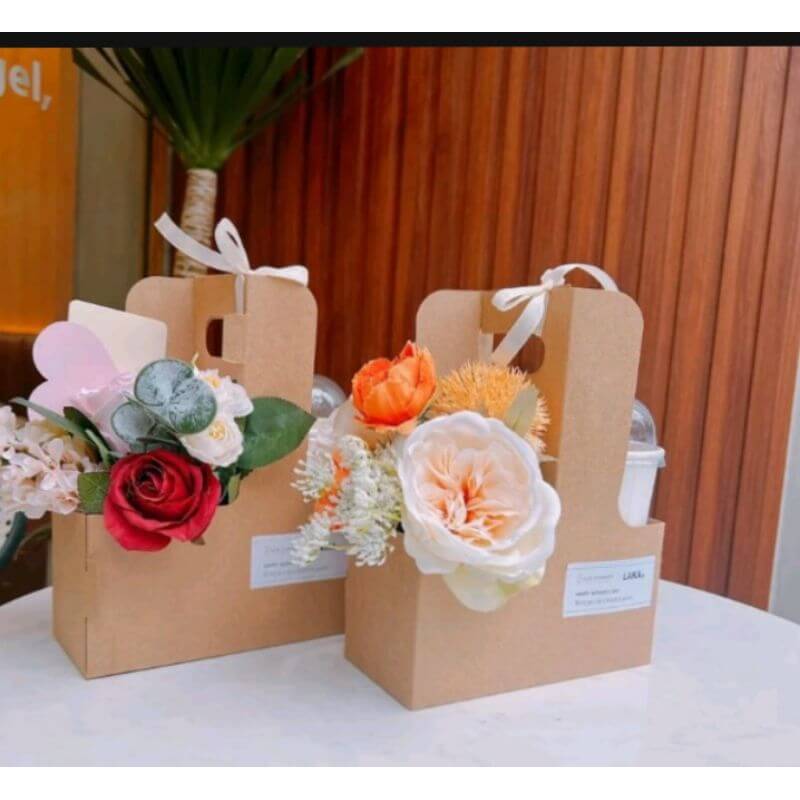 Giỏ hoa đẹp và cà phê 