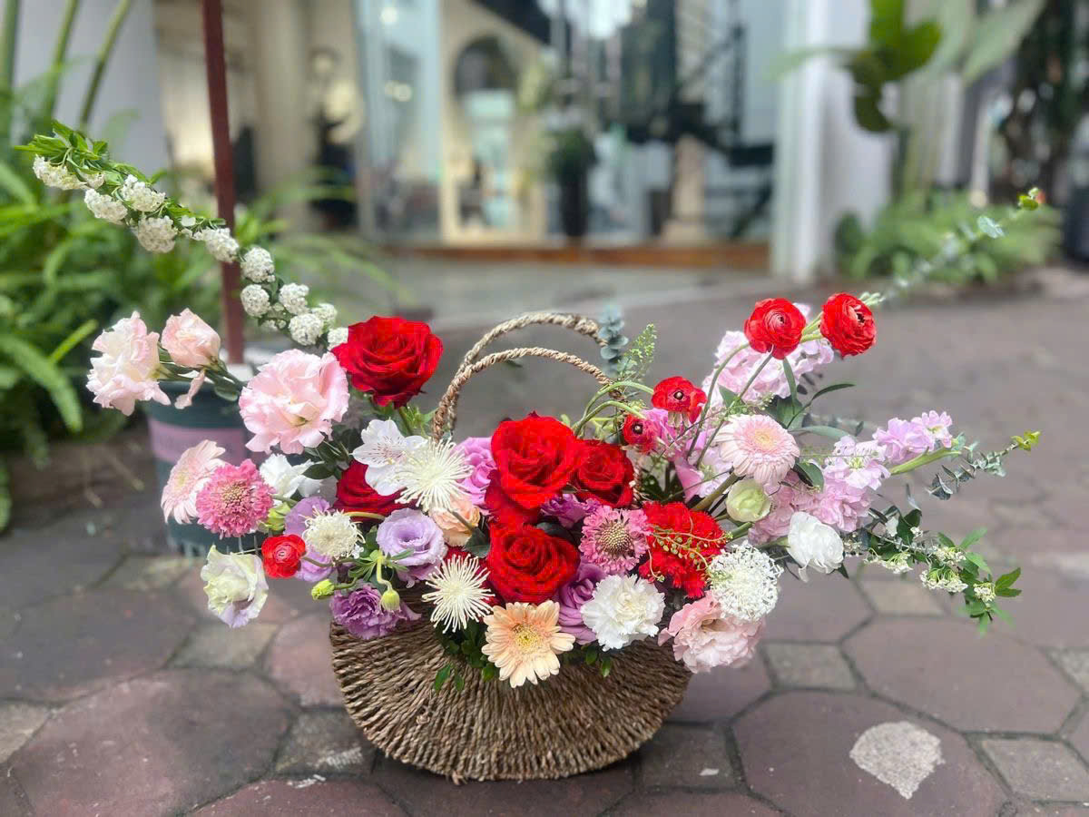 Giỏ hoa mây hoa hồng