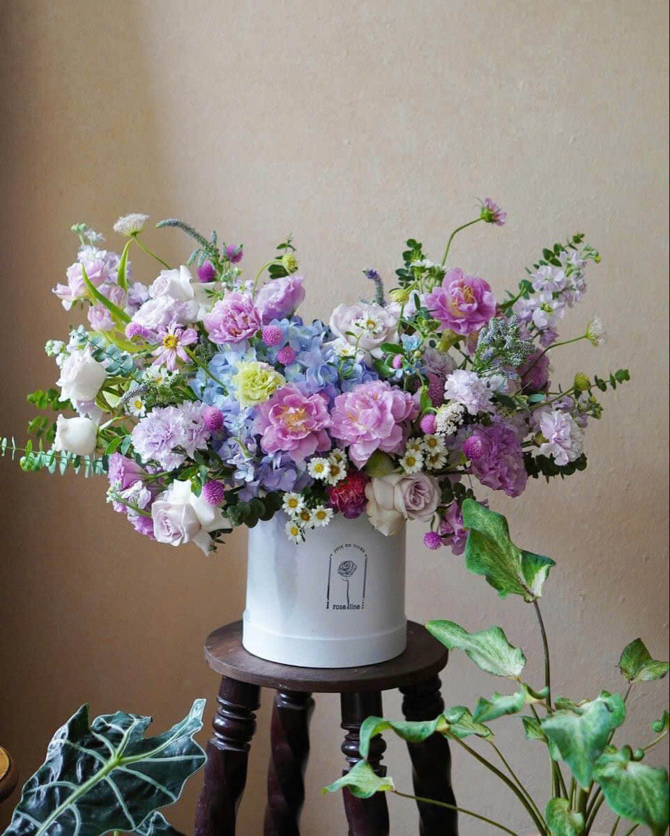 Giỏ hoa vuông hoa hồng nhiều màu sắc