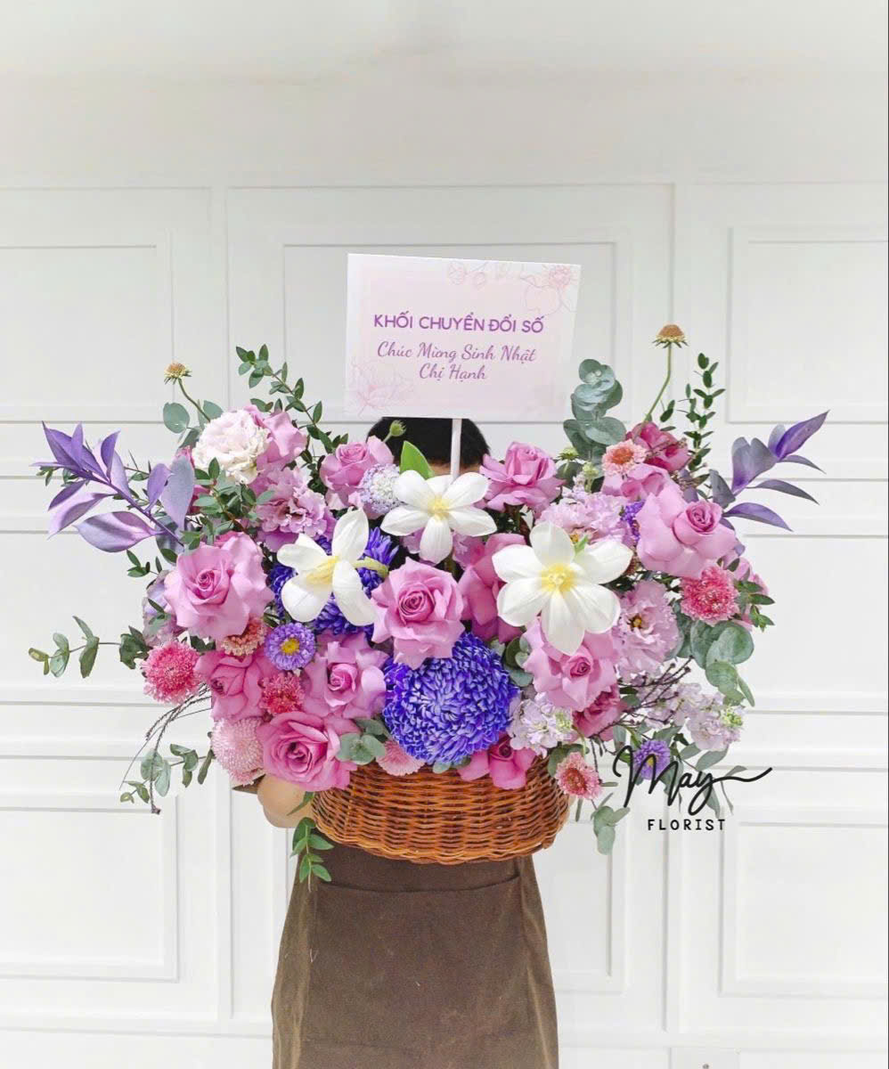 Giỏ hoa xanh tím