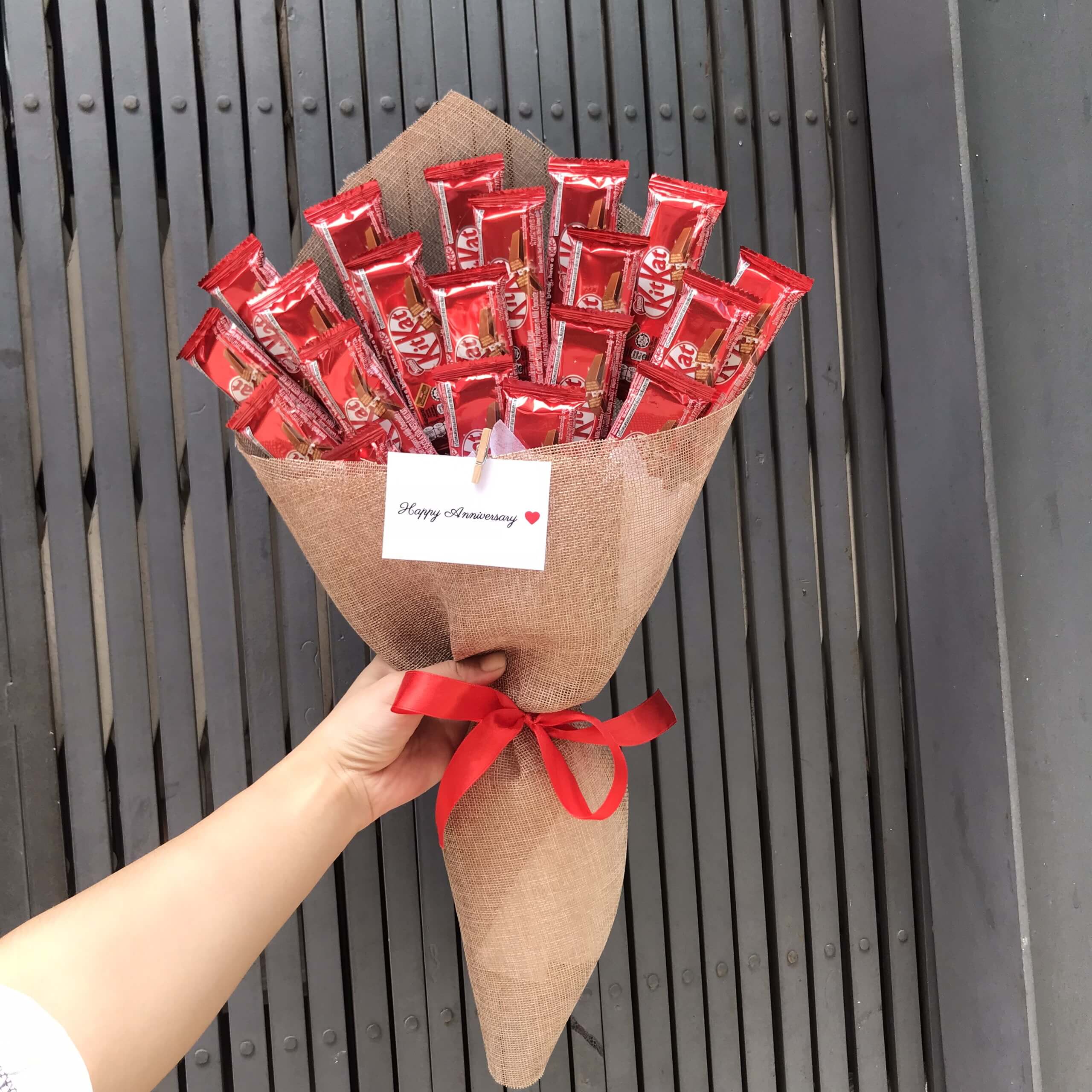 Hoa bánh kẹo màu đỏ