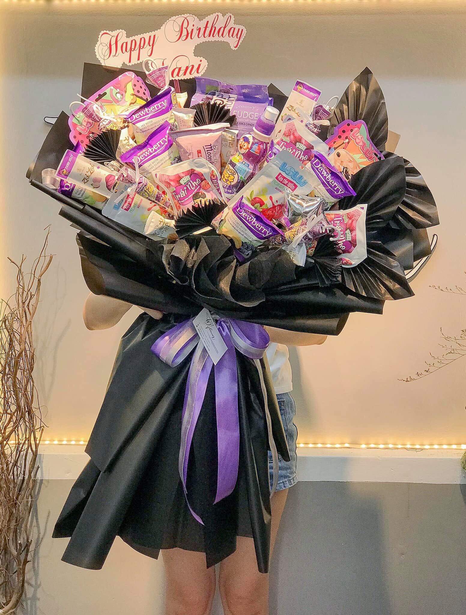 Hoa bánh kẹo màu tím