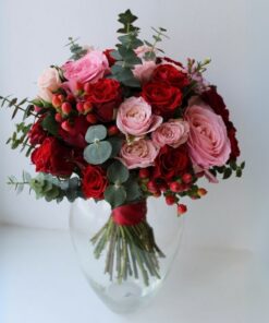 Hoa cầm tay màu đỏ