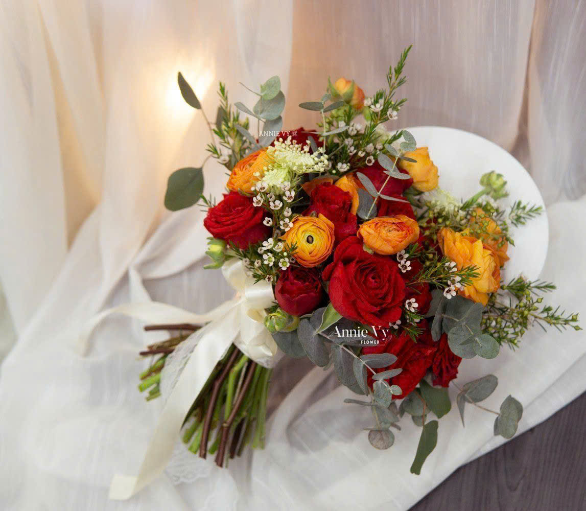 Hoa cầm tay màu đỏ đẹp