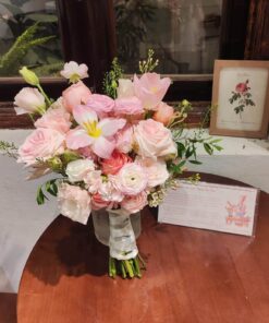 Hoa cầm tay tone hồng