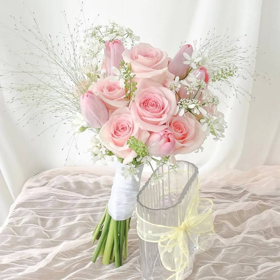 Hoa cầm tay tone hồng