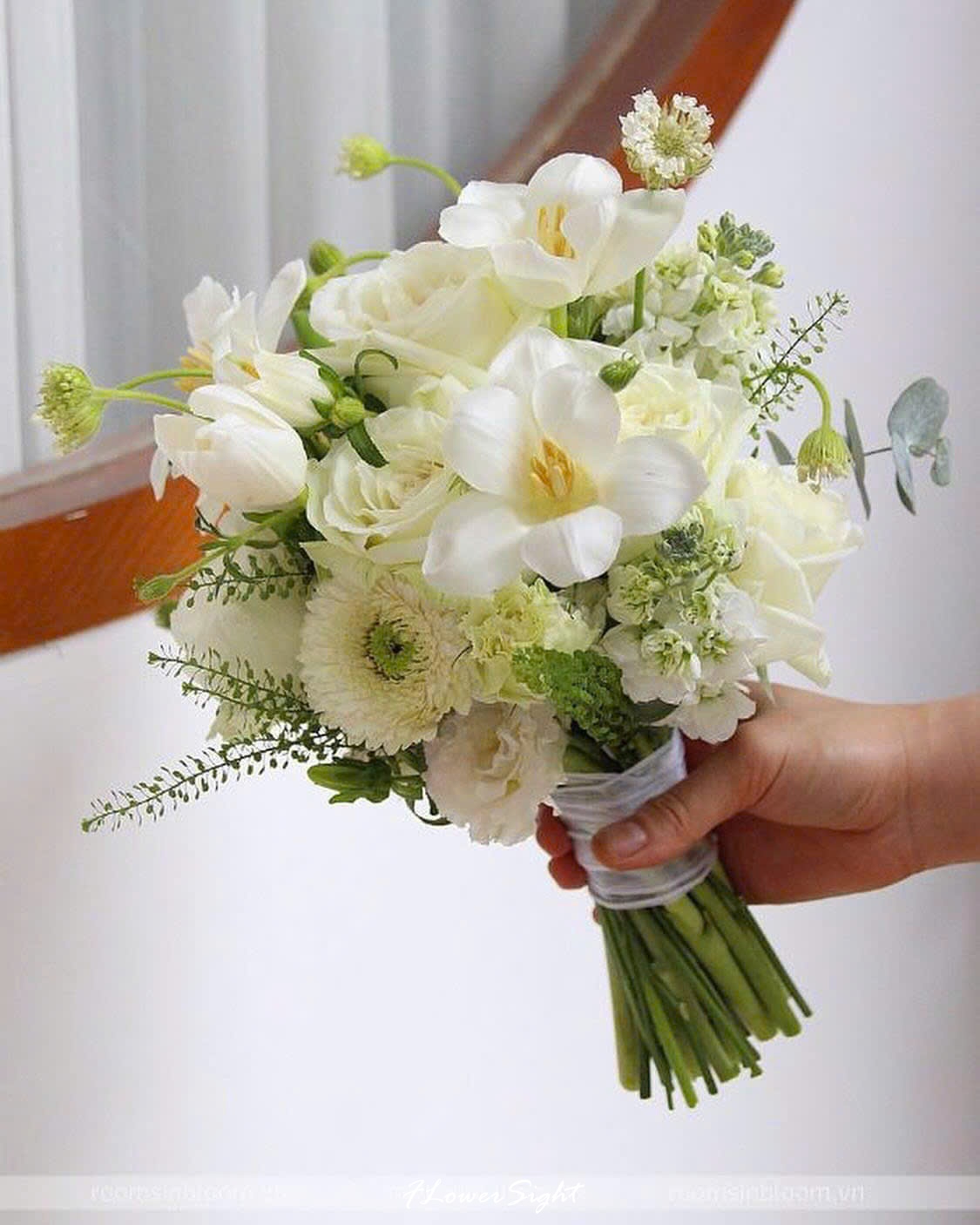 Hoa cầm tay trắng hoa hồng