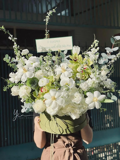 Hoa để bàn màu trắng