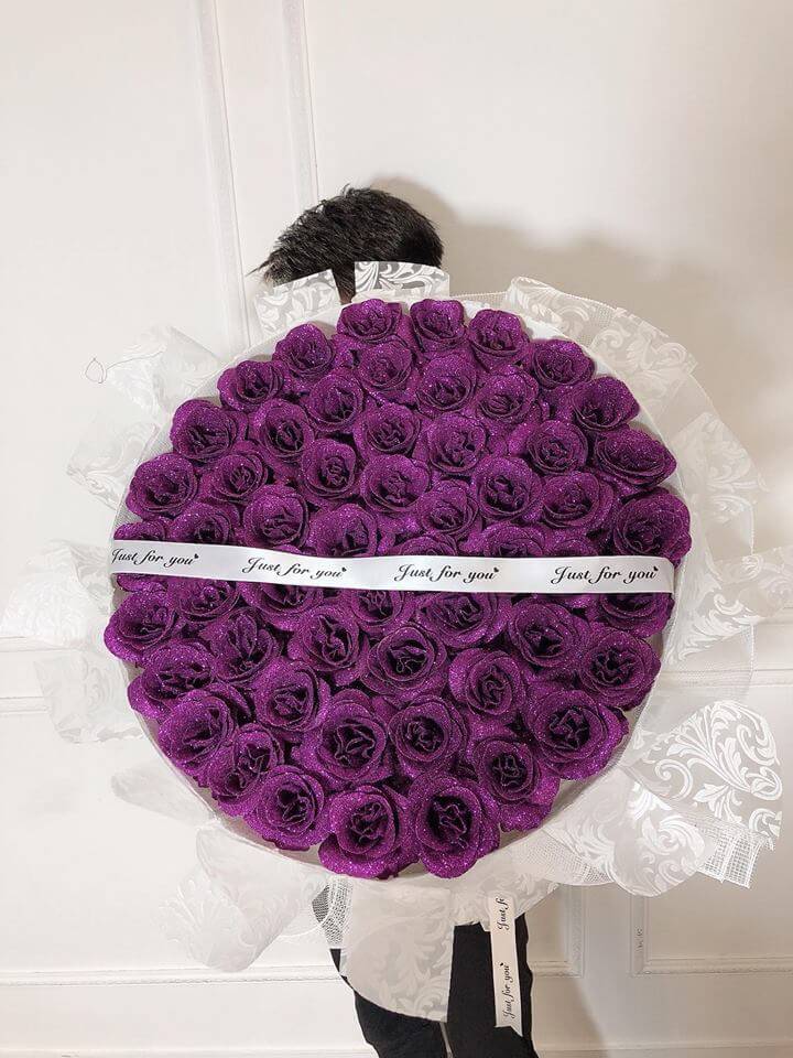 Hoa sáp nhũ tím mang vẻ đẹp hoà trộn, kết hợp giữa sự thuỷ chung son sắc và ý nghĩa bền lâu theo thời gian. Bó hoa sáp màu tím phù hợp để làm quà trong các dịp lễ, kỷ niệm quan trọng.