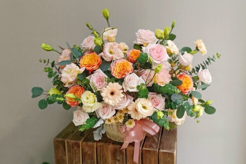 Lẵng hoa cát tuongf kết hợp với hoa hồng