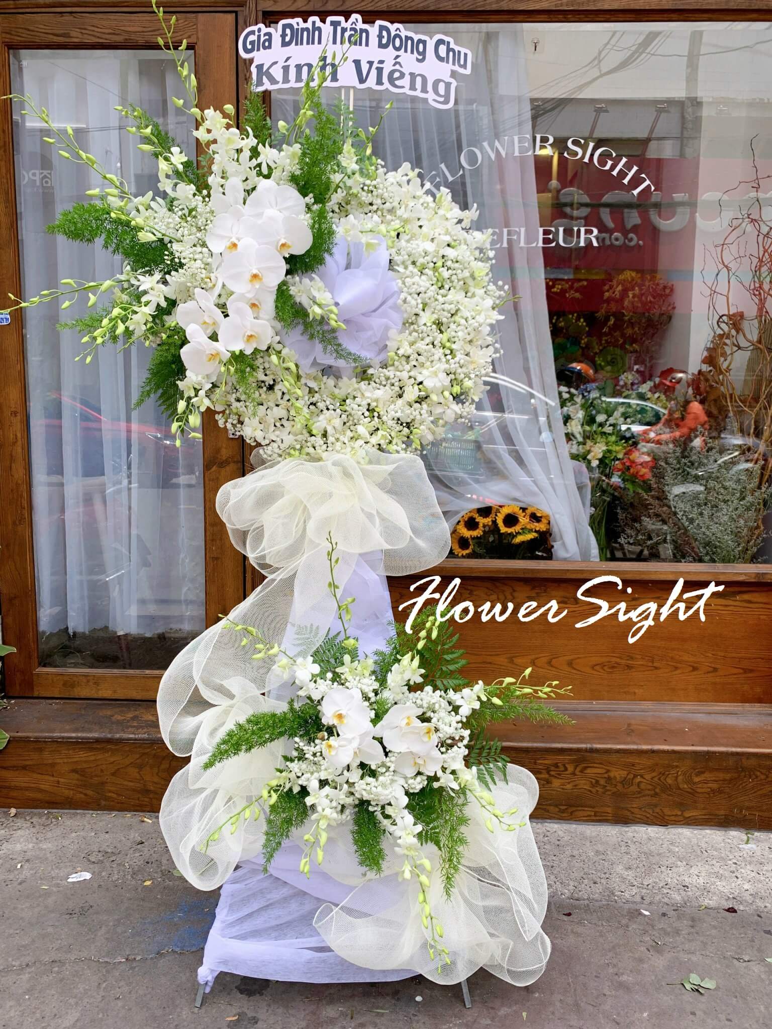 Vòng hoa chia buồn từ lan hồ điệp trắng