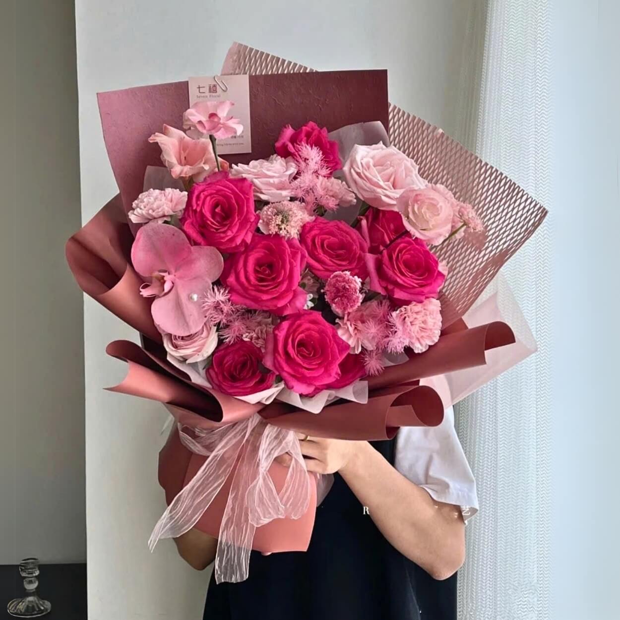 Bó hoa thiết kế độc đáo tone hồng tím