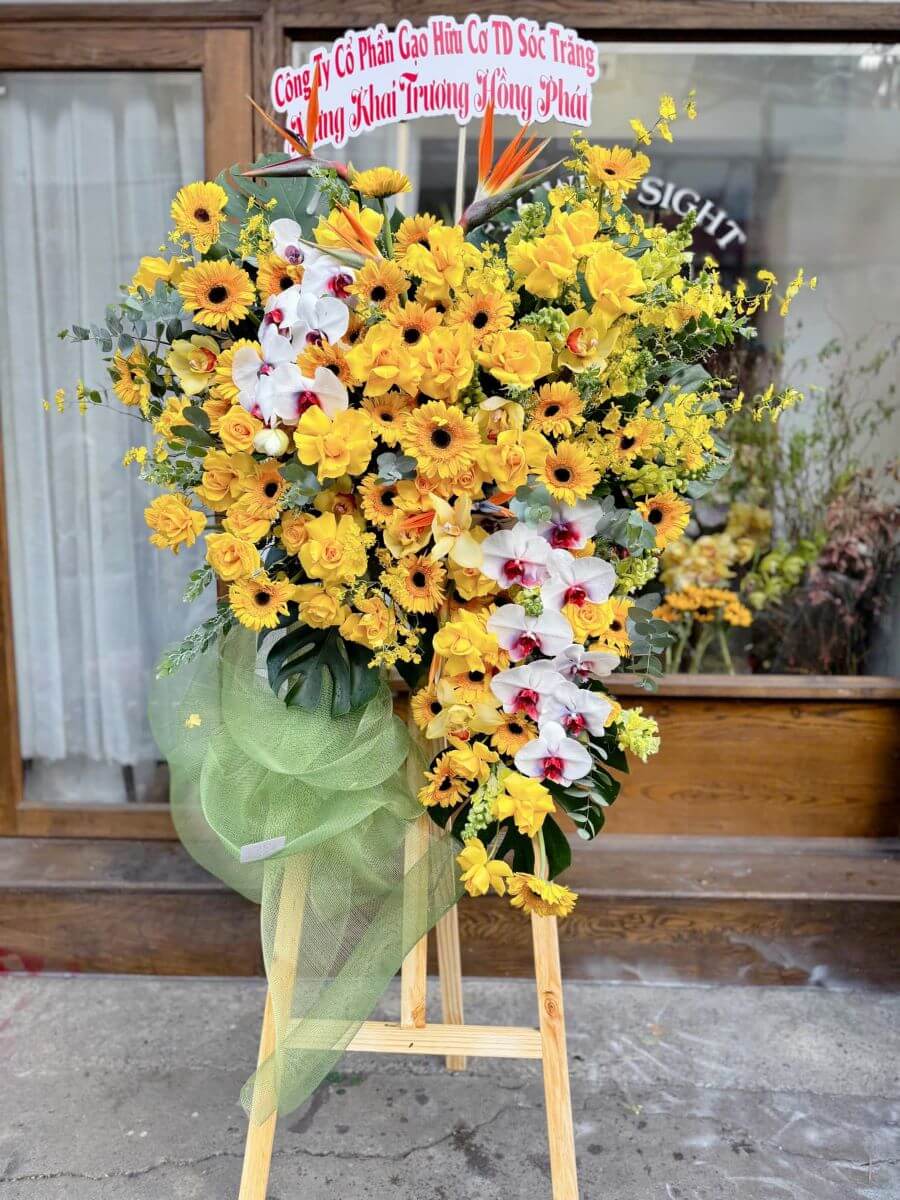 kệ hoa khai trương màu vàng