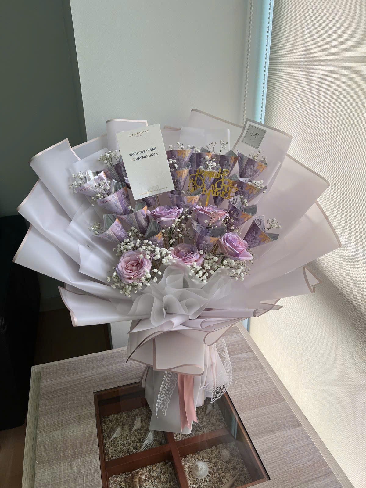 Bó hoa tiền màu tím