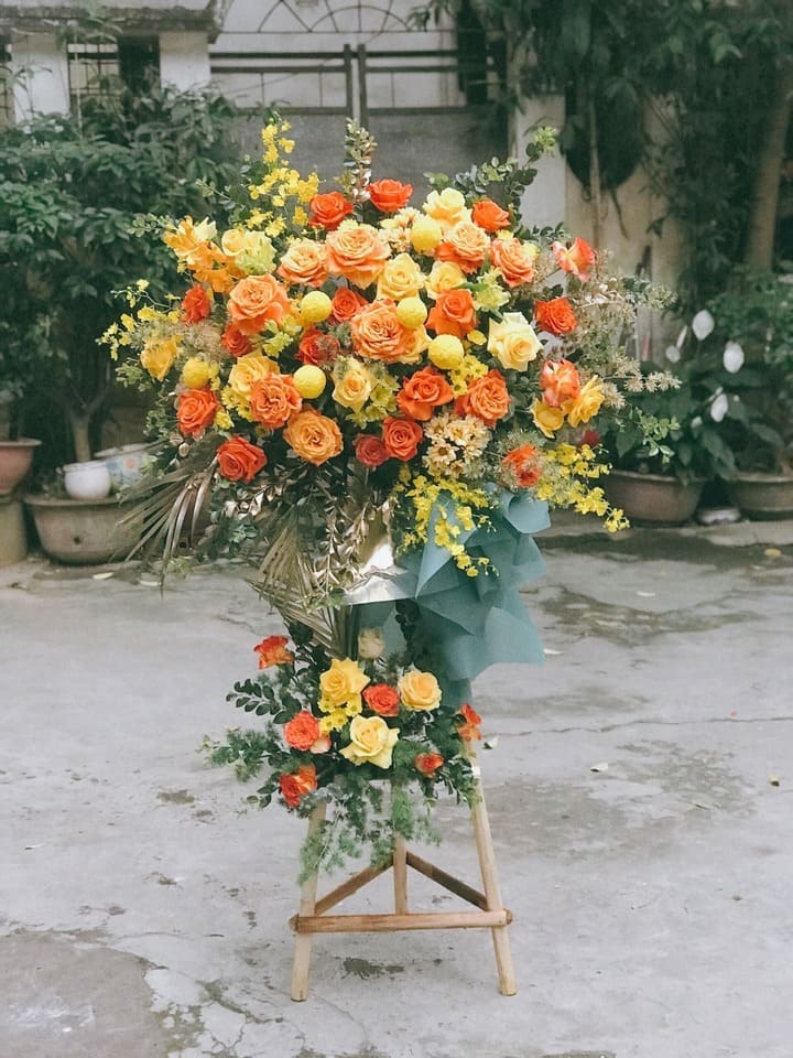 Kệ hoa khai trương màu cam