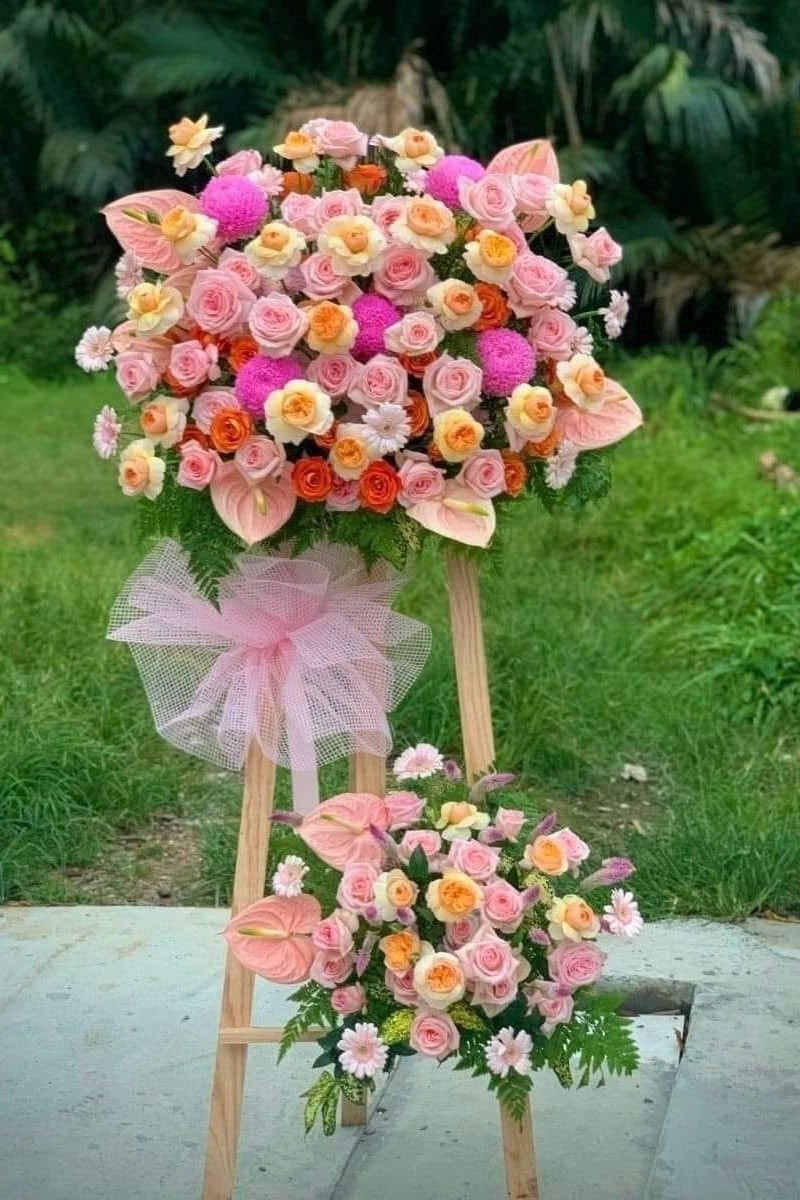 Kệ hoa khai trương màu hồng