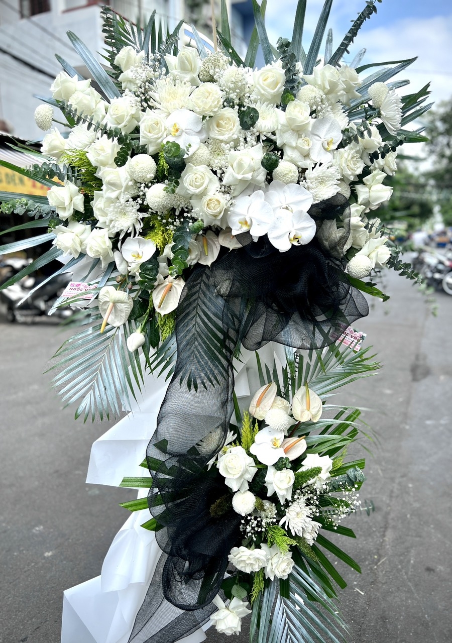 Kệ hoa màu trắng