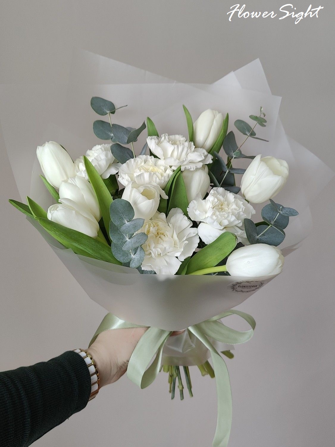 Bó hoa cẩm chướng trắng và hoa tulip