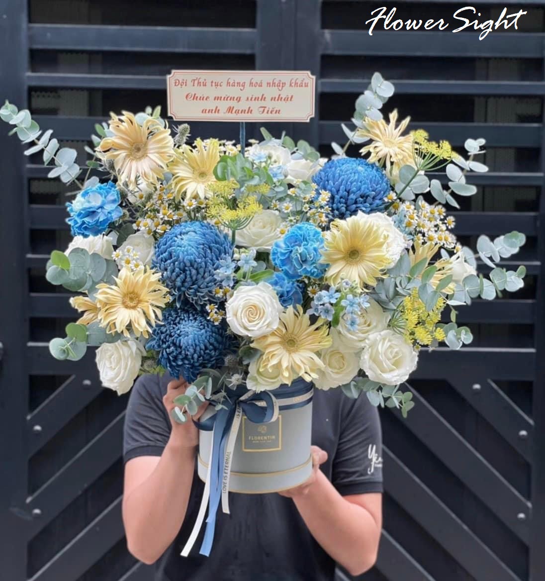 Giỏ hoa đồng tiền kết hợp cùng hoa cúc mẫu đơn xanh