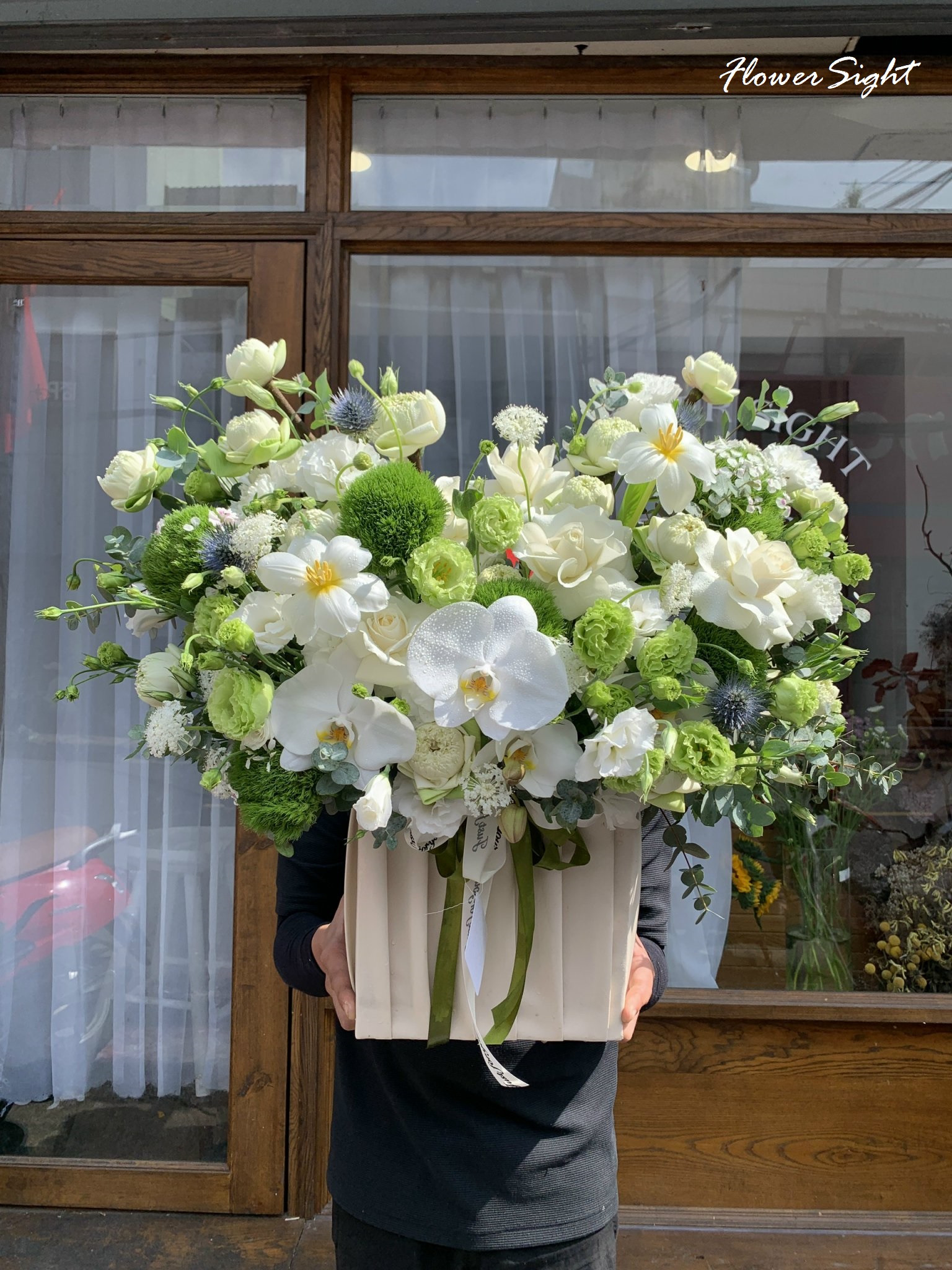 Lẵng hoa sen kết hợp nhiều loại hoa khác tặng khai trương