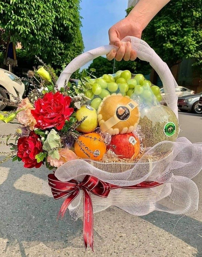 Mẫu giỏ hoa bằng trái cây đơn giản
