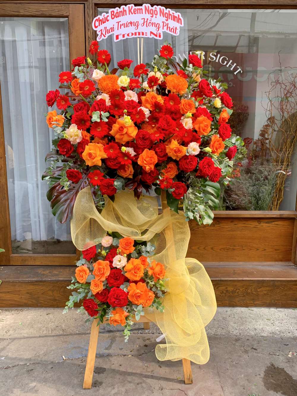 kệ hoa tone màu đỏ cam
