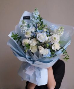 Bó hoa tươi người lạ thoáng qua