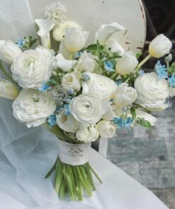 Ngôi nhà hạnh phúc - hoa cưới cầm tay cô dâu