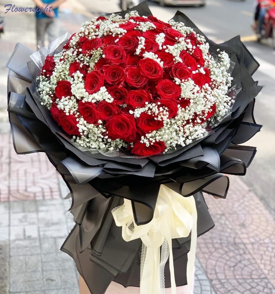 Bó hoa Valentine đẹp rực rỡ với sắc đỏ kiêu sa của hoa hồng