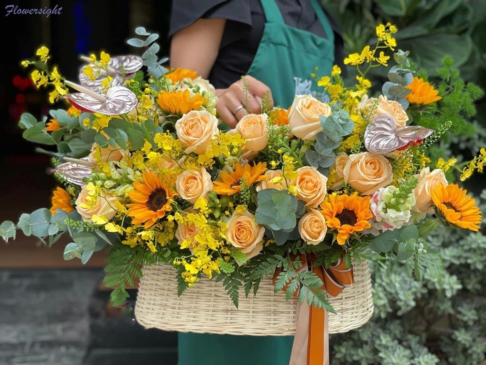 Giỏ hoa hồng vàng kết hợp cùng hướng dương