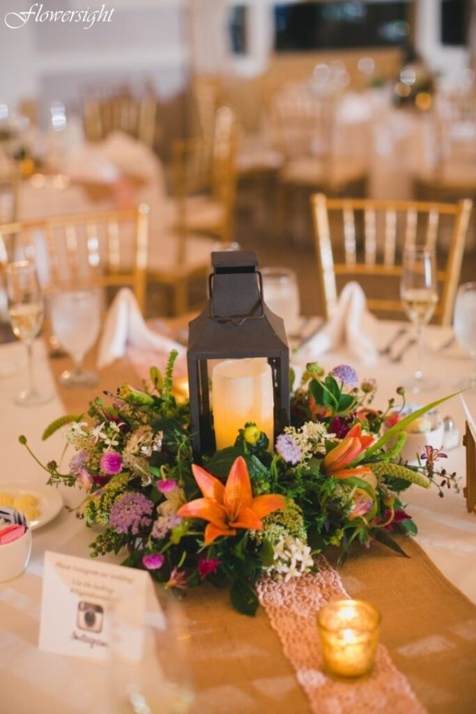 Các bó hoa rực rỡ như này đặt trên bàn cưới sẽ trở thành tâm điểm