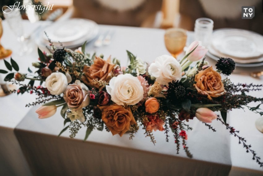 Các mẫu hoa có tông màu đỏ cam cũng đang ngày càng phổ biến