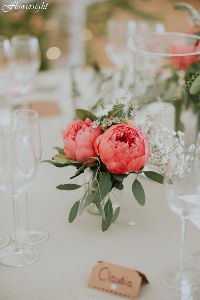 Cắm hoa vào bình thuỷ tinh rất tinh tế và thu hút