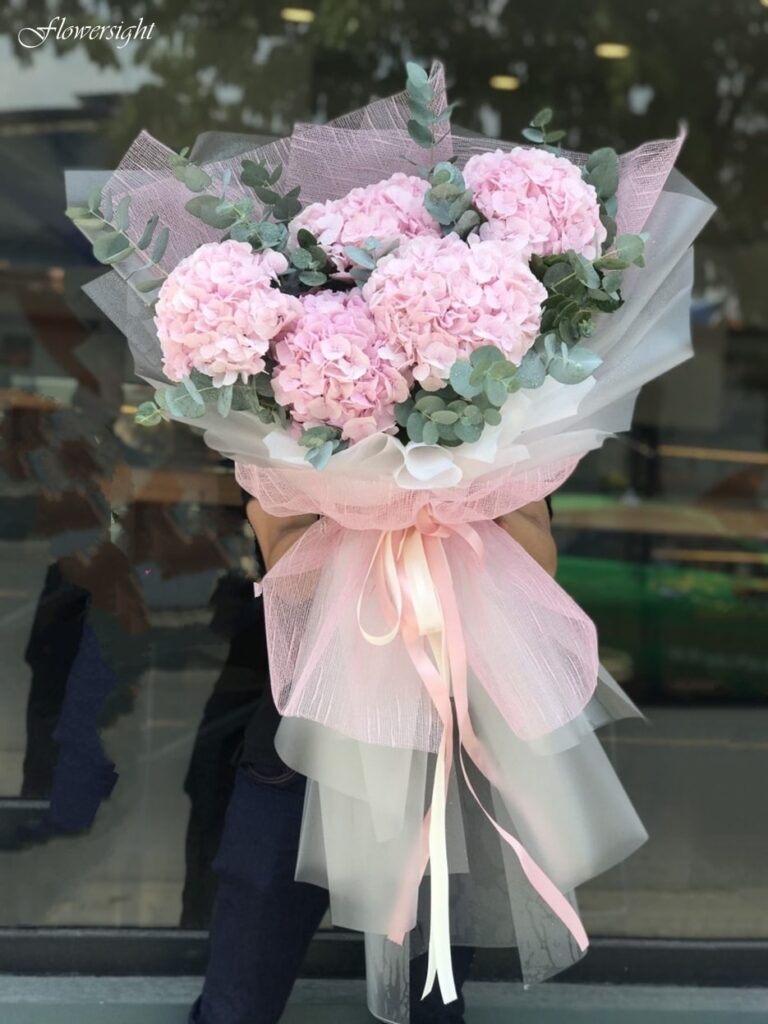 Ẩn sau những cánh hoa tú cầu mỏng manh là tình cảm sâu đậm, lời cảm ơn chân thành dành tặng người yêu thương