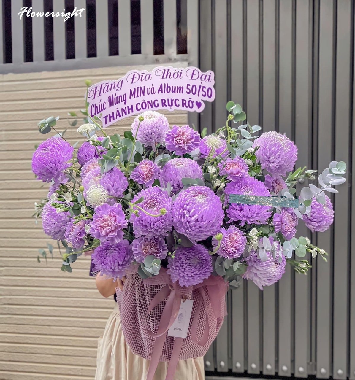 Lẵng hoa cúc mẫu đơn Timeless khác tại FlowerSight