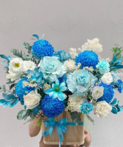 Giỏ hoa hồng trắng xanh