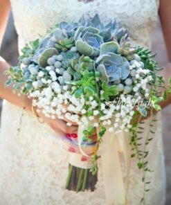 hoa cưới cầm tay cô dâu Ngát xanh