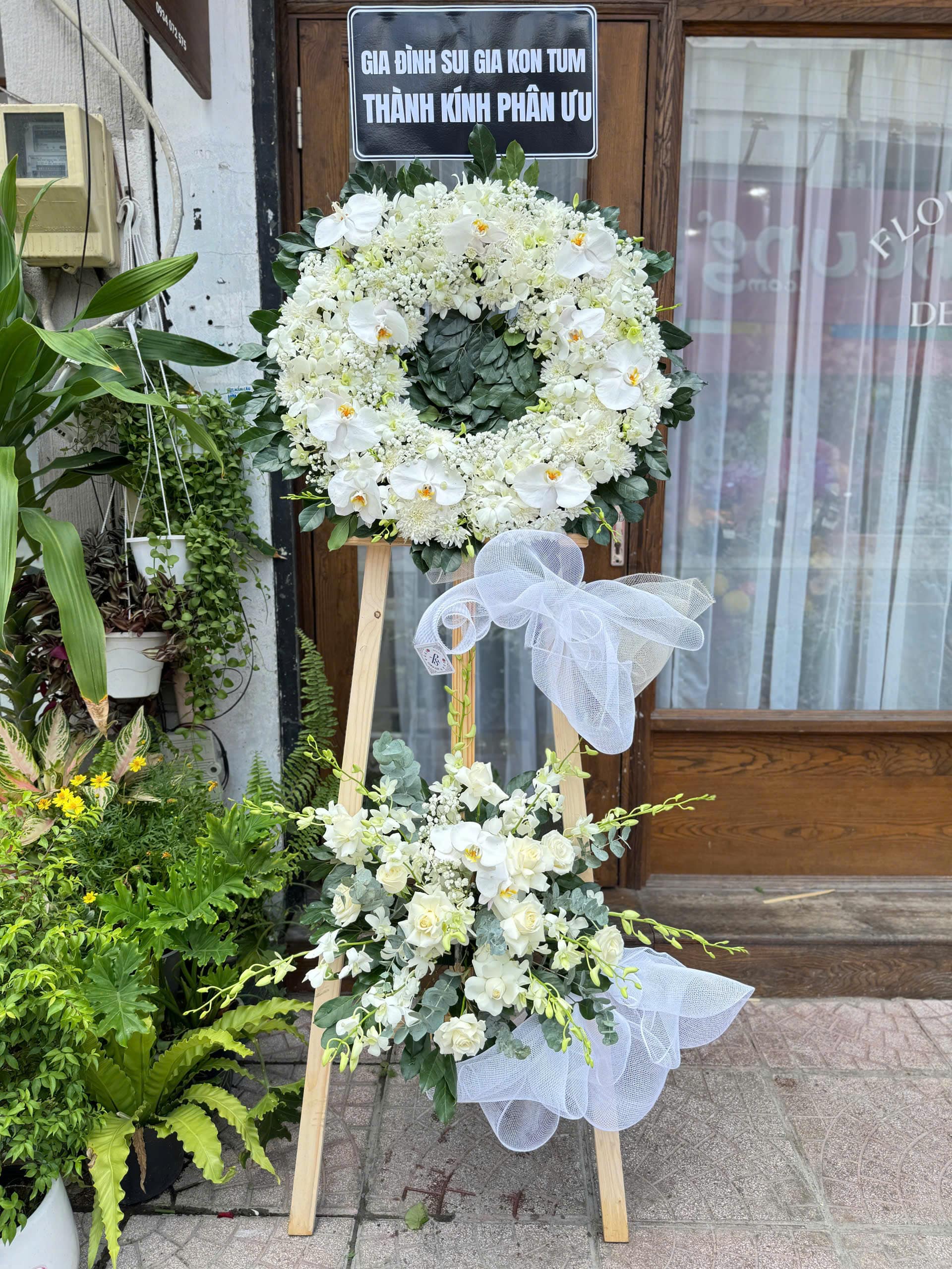 Kệ tang hoa hồng trắng