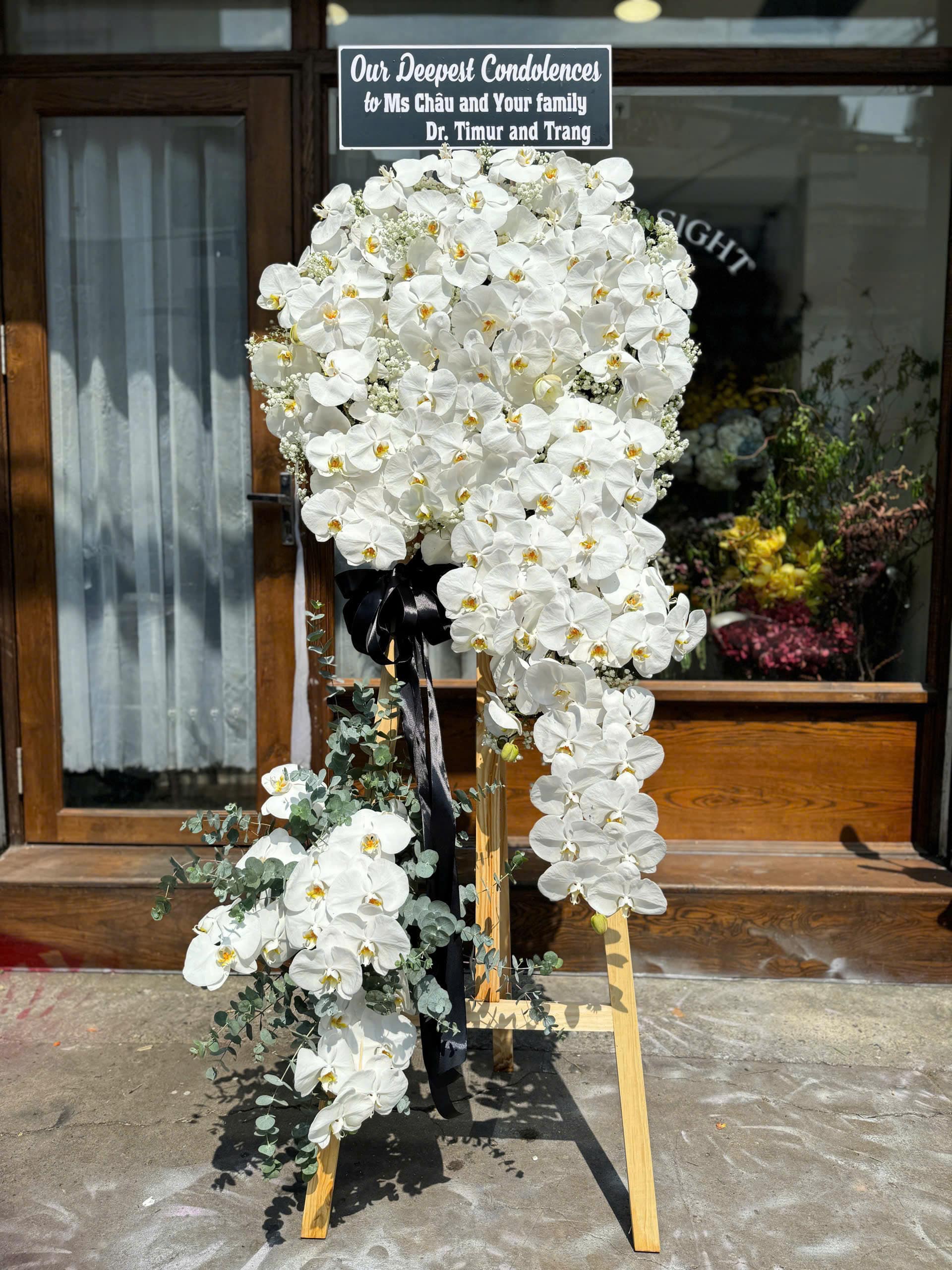 Kệ hoa chia buồn lan hồ điệp