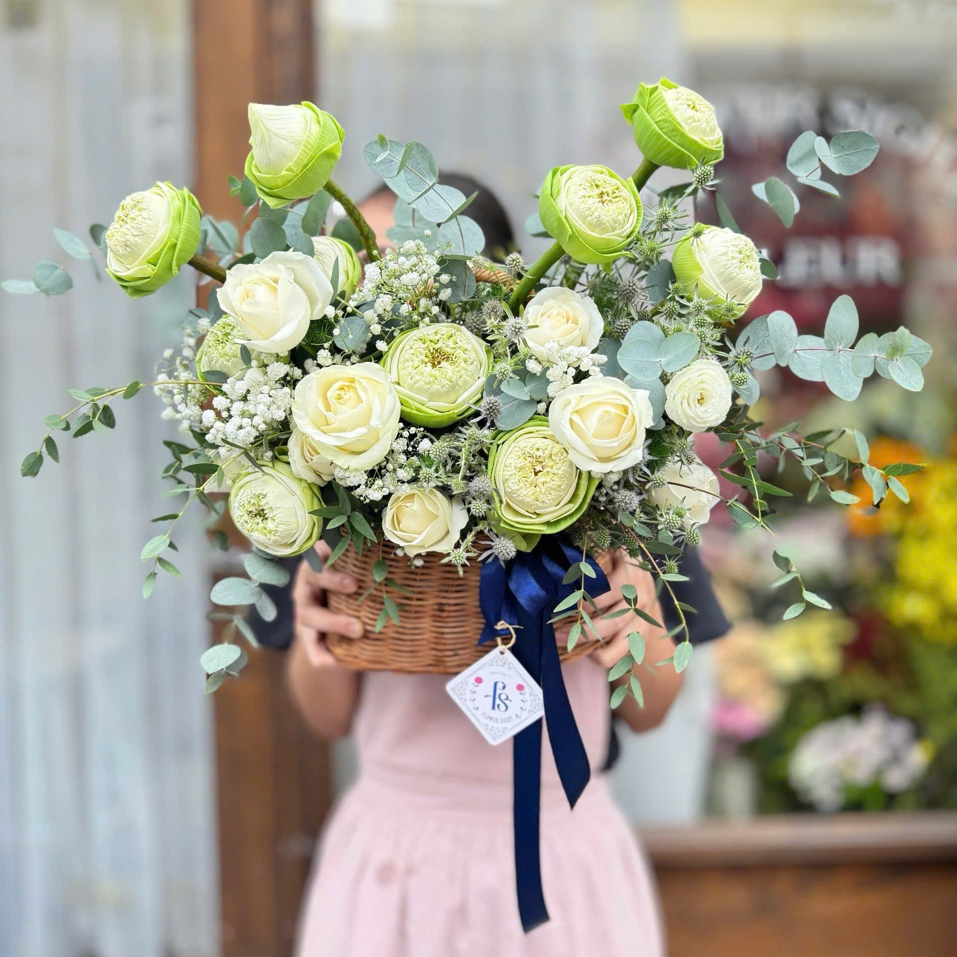 GIỏ hoa món quà rực rỡ