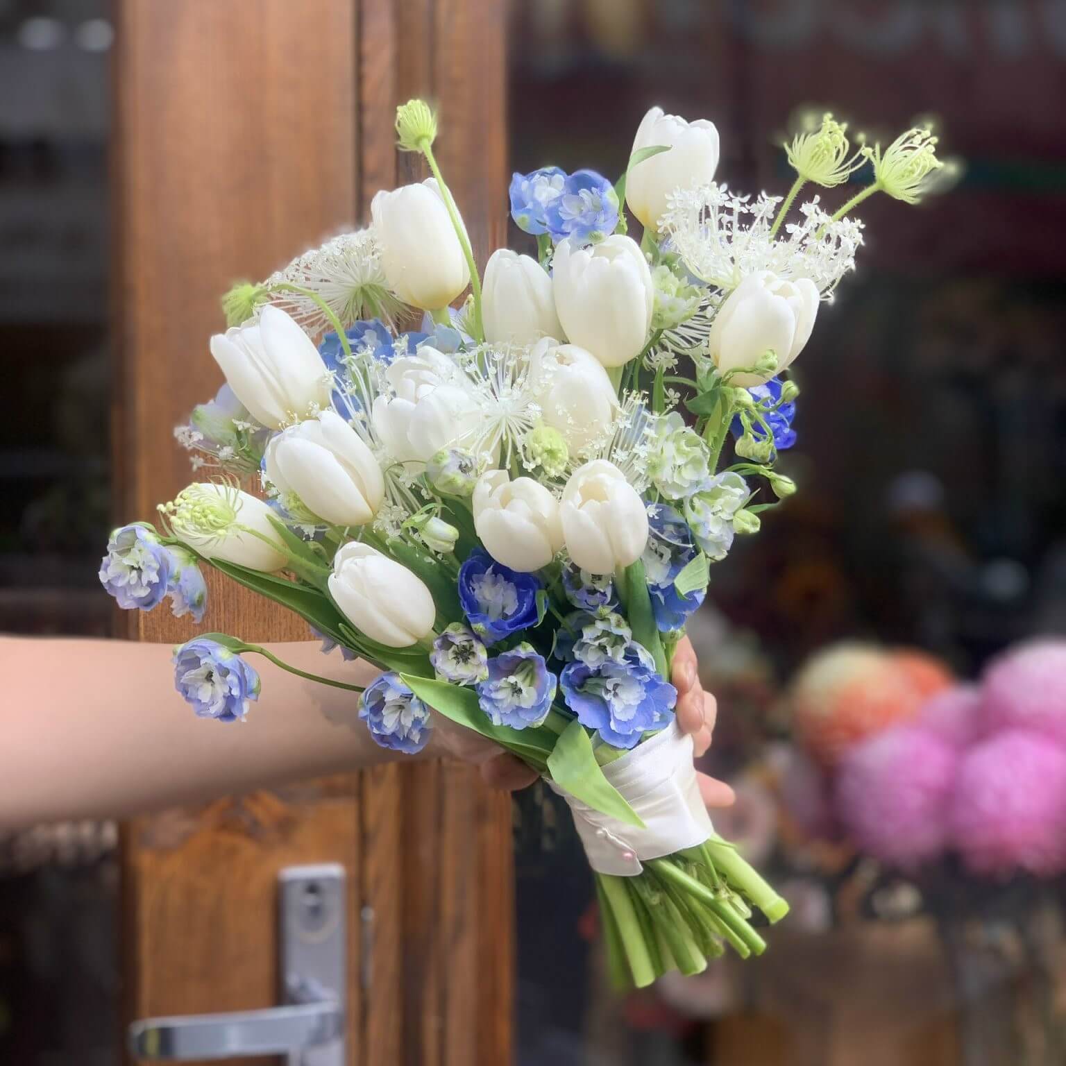 Hoa cưới cầm tay tiểu thư