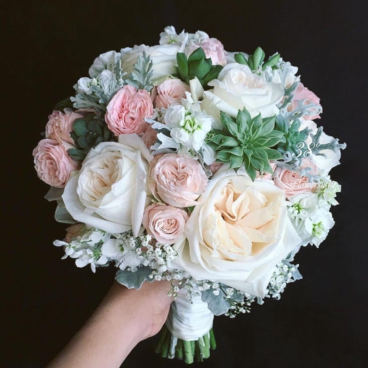 hoa cầm tay cô dâu Marry me